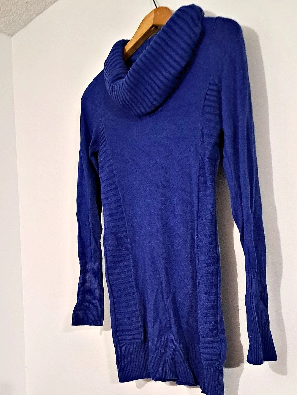 le chateau Blue Cowl Neck Sweater Size Medium Like New - Picture 4 of 6